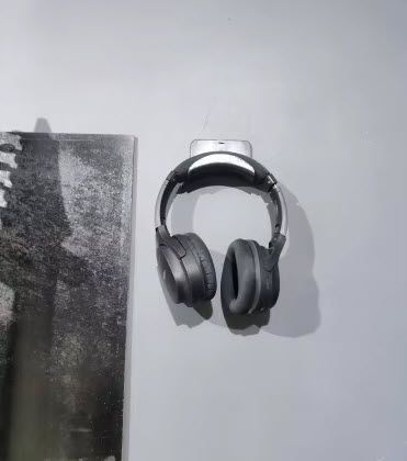 Настенный держатель вешалка наушников вертикальный кабелей, джойстиков, кепки (цвет черный) нагрузка до 1 кг. Пластиковый держатель наушников/кабелей/кепки для удобного размещения необходимых и часто используемых аксессуаров. Крепление на клейкую ленту (с 8077 фото