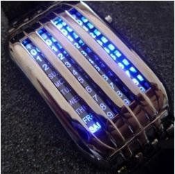 Дисплей Led часов: 44 светодиода (цвет голубой) для отображения времени, даты, года и дня недели. 1055 фото