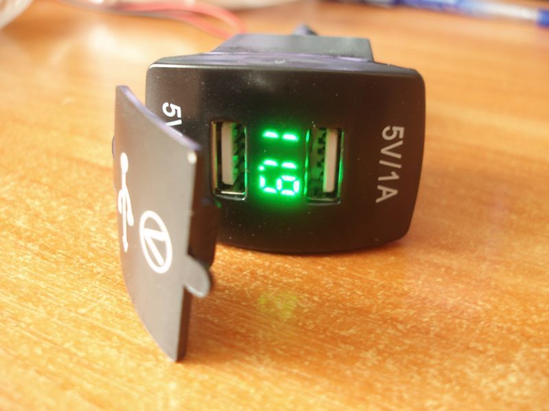 Сікет-вольтметр 2*USB 2 порти LED (зелений) USB-встановлення в заглушку кнопок 12 В-24 В 2,1 А 4257 фото