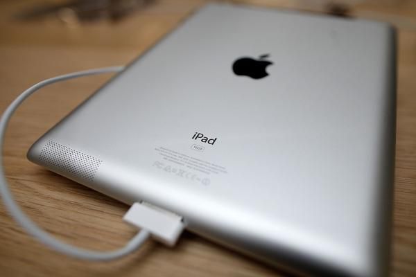 Apple iPad iPhone iPod Dock Connector VGA Adapter адаптер VGA (вывод на аналоговый VGA вход) MC552ZM/B 2629 фото