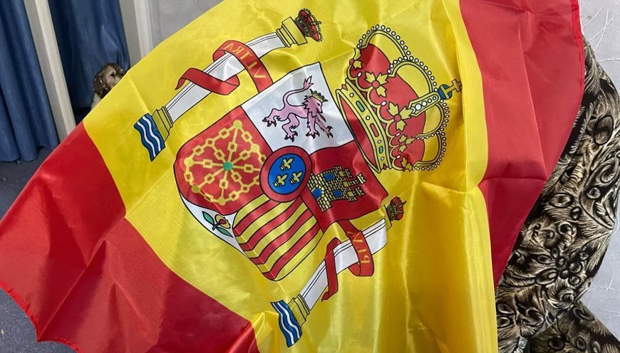 Флаг Королівства Іспанія (150х90 см) поліестер люверси подвійне прострочення периметром&nbsp; Прапор Іспанії розміром 90x150 см, для приватних і музейних колекцій, експозицій, науково-дослідної та викладачської діяльності. Виготовлений із поліестеру. Цей прапо 8160 фото