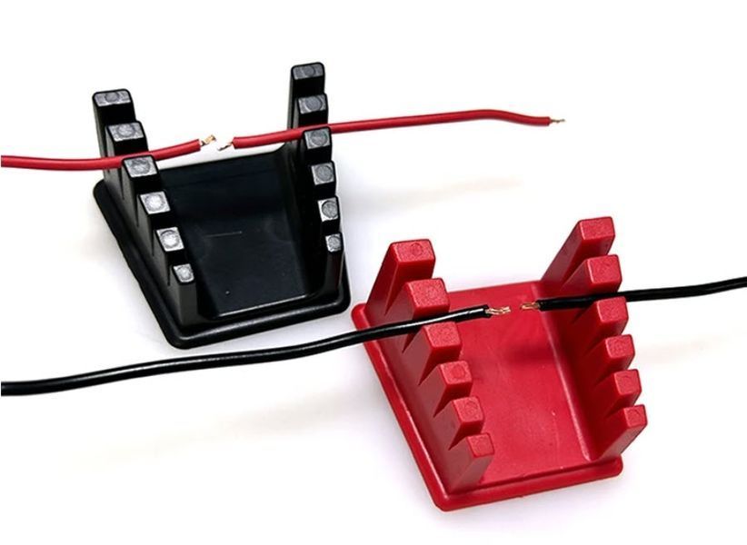 Держатель кабелей 30AWG...12AWG (0.05-4 мм&sup2;) 70*50 мм с прорезями 5 позиционный для пайки (цвет: красный) с магнитами фиксатор кабелей/проводов паяльной станции термофена Welding Wire Fixture&nbsp; Простое и эффективное решение для организации проводов на рабо 8184 фото