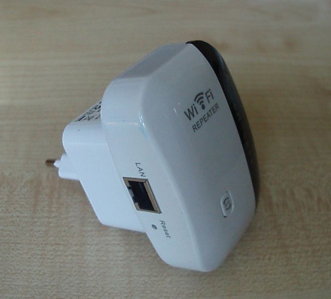 Подовжувач сигналу репітер (білий) 300Mbps Wireless Wi-Fi Repeater 2.4G Router Wifi Range Extender 7740 фото